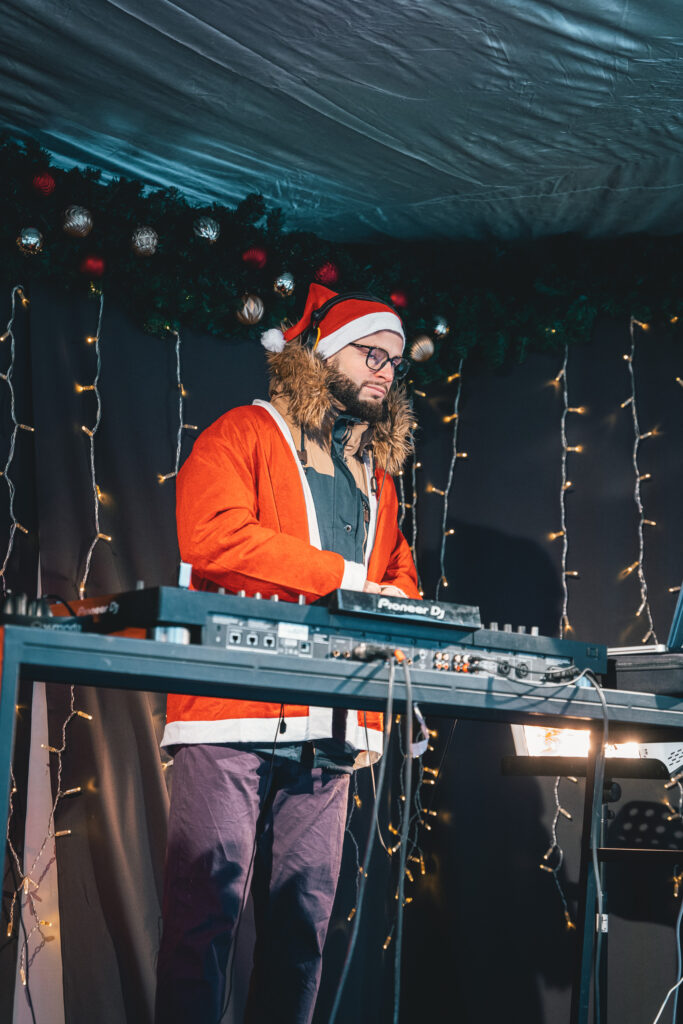 DJ